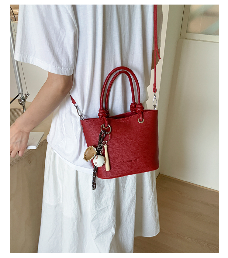 红色手提包上班杂物小拎包女夏2025新款小众设计斜挎包通勤水桶包详情15