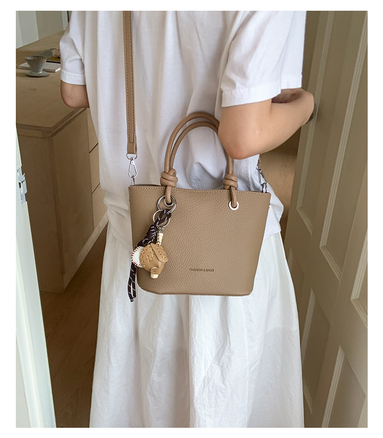 红色手提包上班杂物小拎包女夏2025新款小众设计斜挎包通勤水桶包详情7