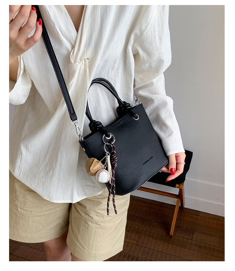 红色手提包上班杂物小拎包女夏2025新款小众设计斜挎包通勤水桶包详情11