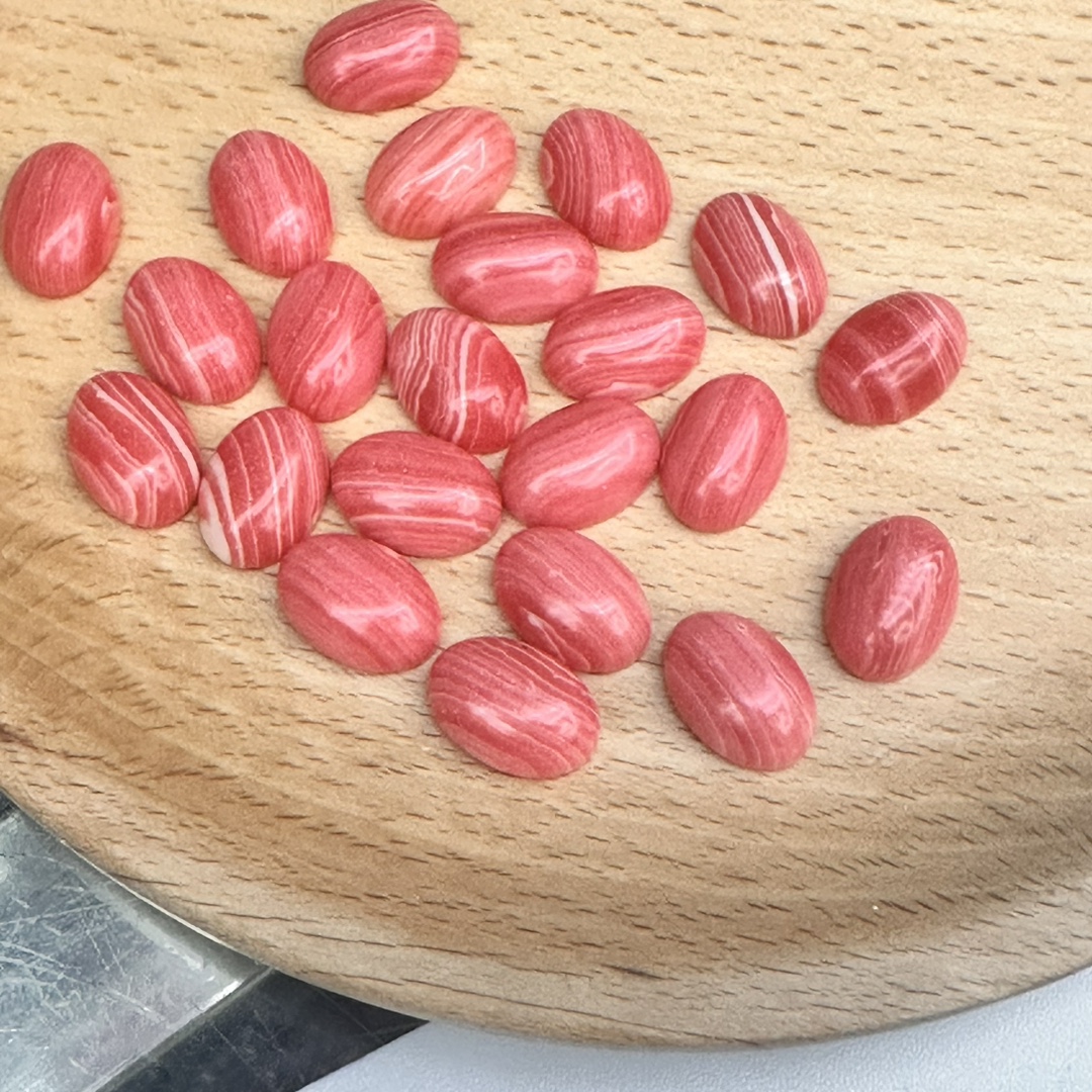 The manufacturer is selling a new type of synthetic red-patterned pine nut shaped ring face, European and American fashionable crystal bare stone accessories wholesale loose beads details Picture