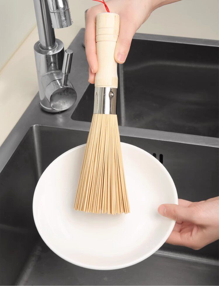 The old-fashioned bamboo pot brush with a solid wood handle is a kitchen household utensil for washing POTS and dishes. It is a bamboo brush for washing POTS and dishes and a cleaning brush pic 9