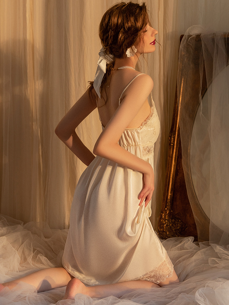 Tonight, what night is it? Sexy pajamas for women, summer ice silk lace halter sleeping skirts, chest cushions, home wear, bathrobes, spring and autumn Item Picture