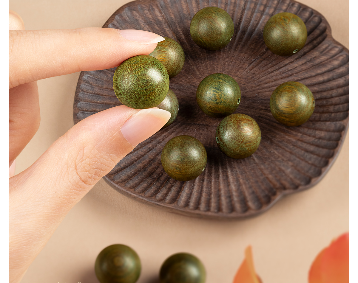 Natural green sandalwood bracelet for men, agarwood old mountain sandalwood Buddhist prayer beads bracelet for men and women, collectible and playable pic 16