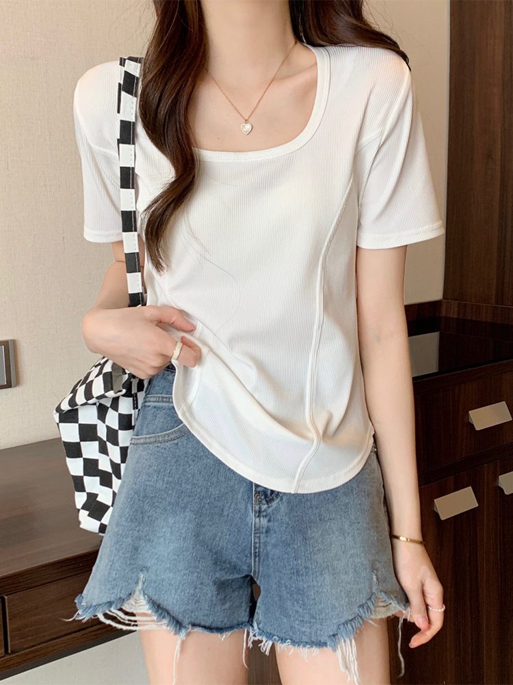 The new plus-size women's spring and summer collection features a sweet and spicy shoulder-length, slimming short-sleeved T-shirt with a unique design sense. It's a versatile top for chubby girls