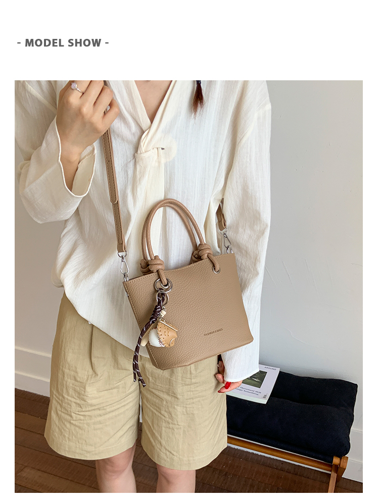 红色手提包上班杂物小拎包女夏2025新款小众设计斜挎包通勤水桶包详情5