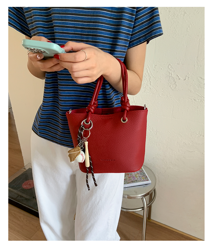 红色手提包上班杂物小拎包女夏2025新款小众设计斜挎包通勤水桶包详情16