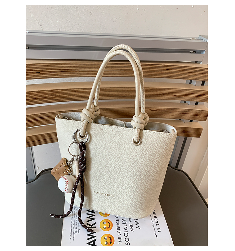 红色手提包上班杂物小拎包女夏2025新款小众设计斜挎包通勤水桶包详情18