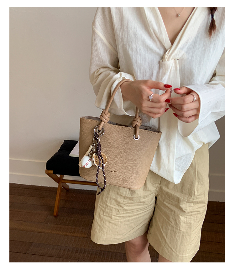 红色手提包上班杂物小拎包女夏2025新款小众设计斜挎包通勤水桶包详情6