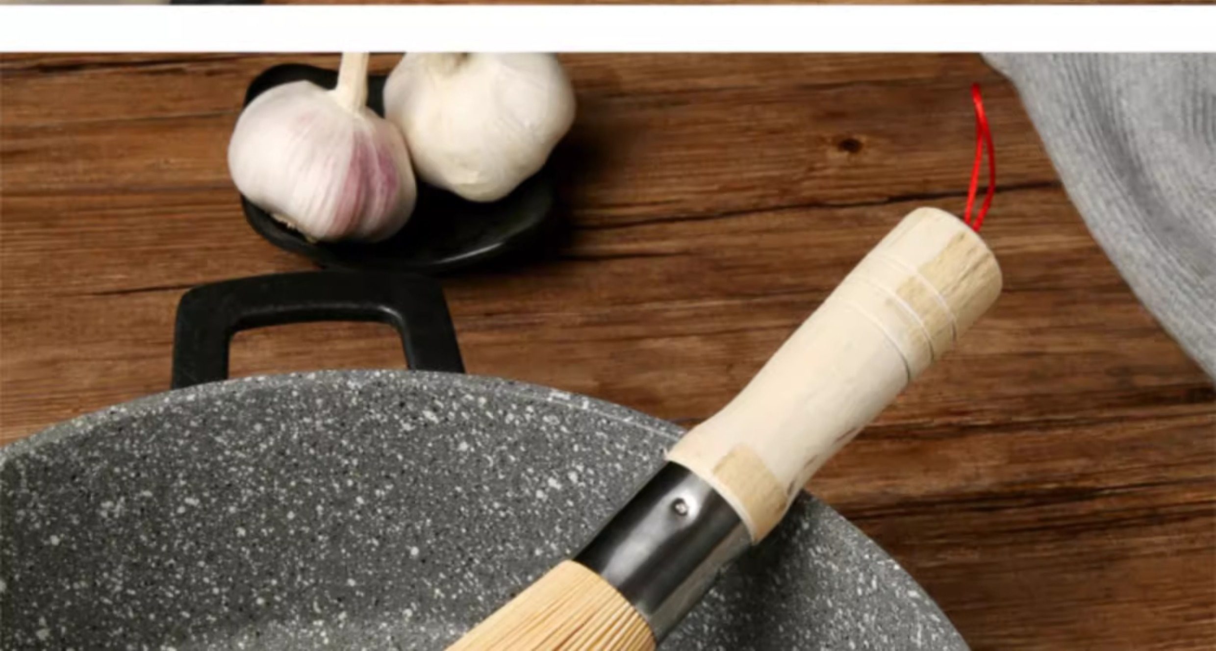 The old-fashioned bamboo pot brush with a solid wood handle is a kitchen household utensil for washing POTS and dishes. It is a bamboo brush for washing POTS and dishes and a cleaning brush pic 14