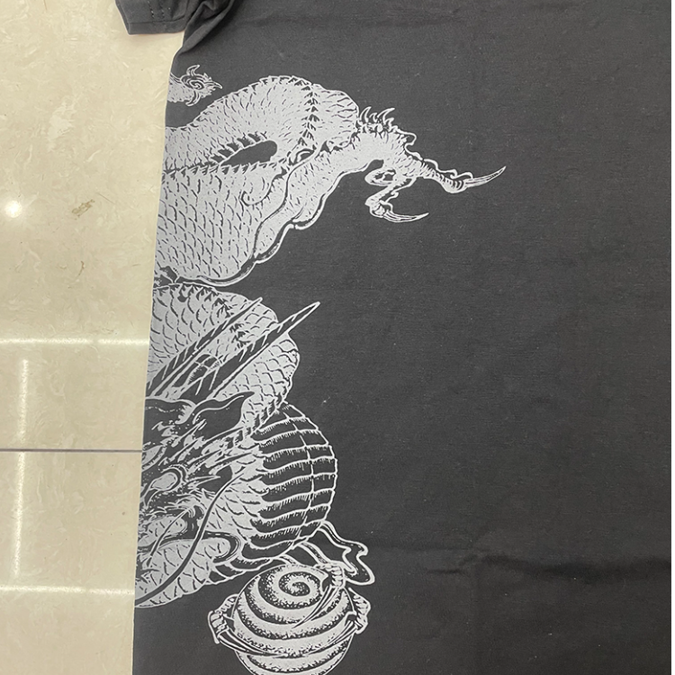 Round-neck T-shirts can be customized with various patterns details Picture