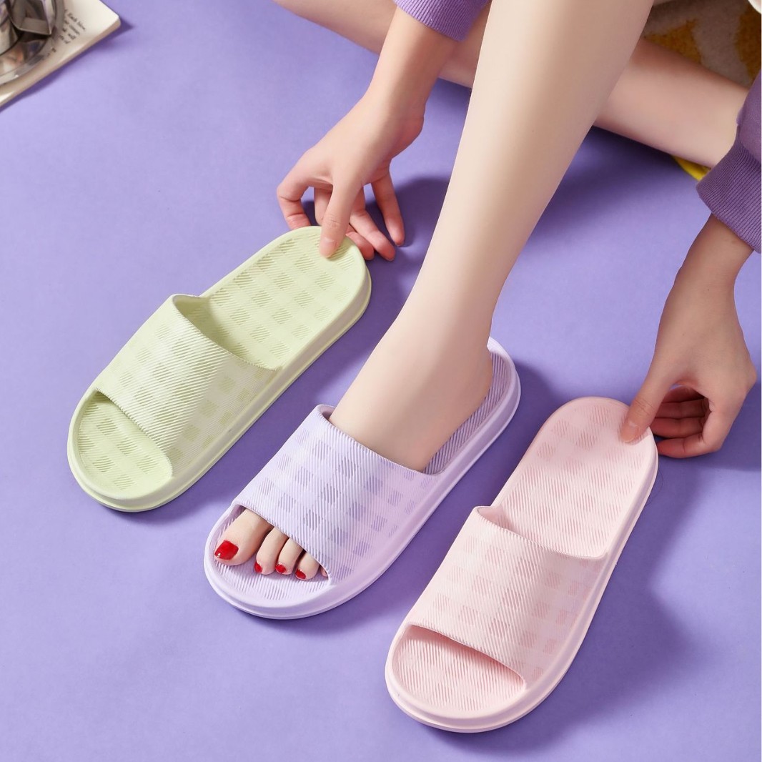 Wholesale of new slippers for men and women, bathrooms, hotels, clubs, guests, hotels, anti-slip soft thick-soled outerwear sandals for home use full figure