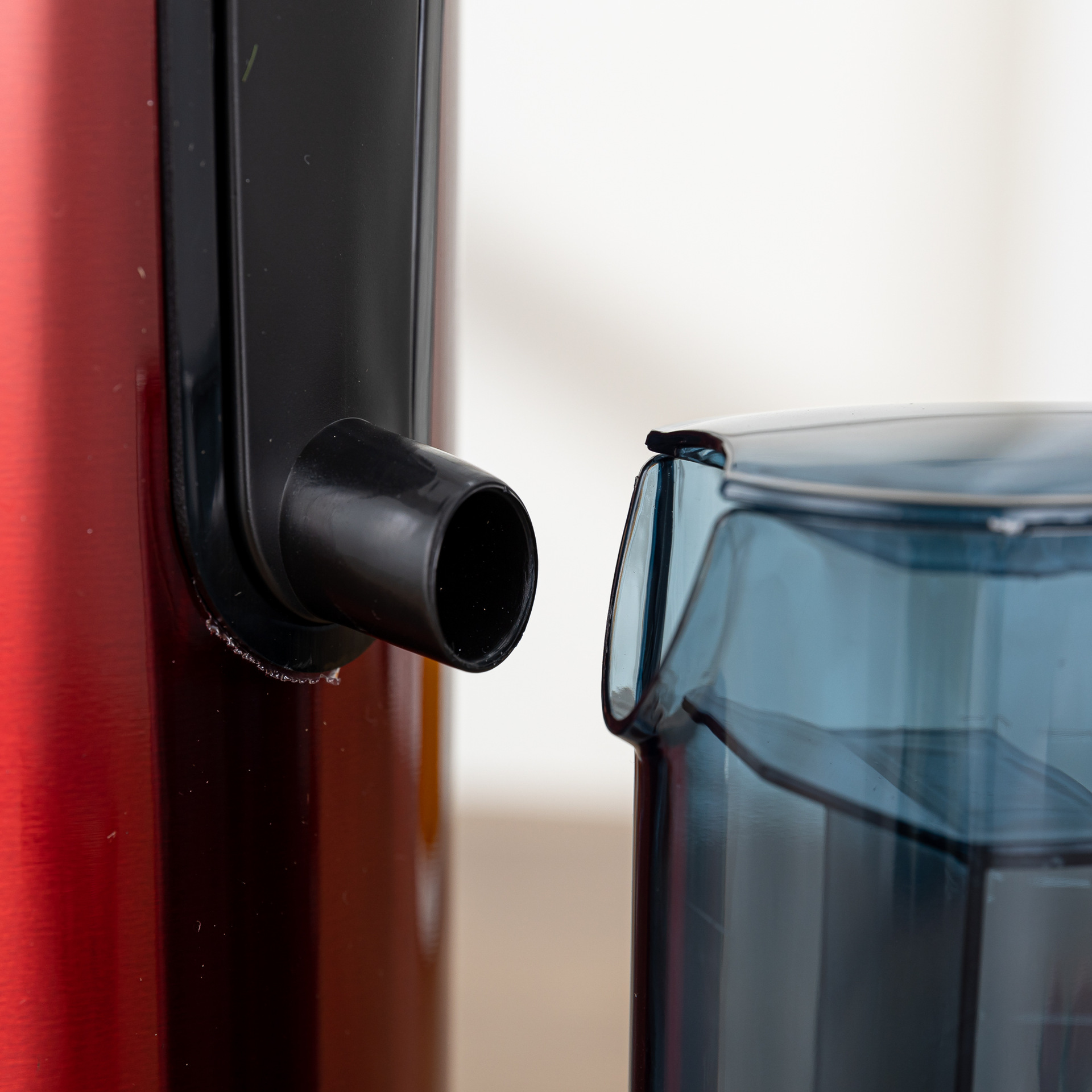 Household electric fruit press fruit juicer with residue and juice separation juicer