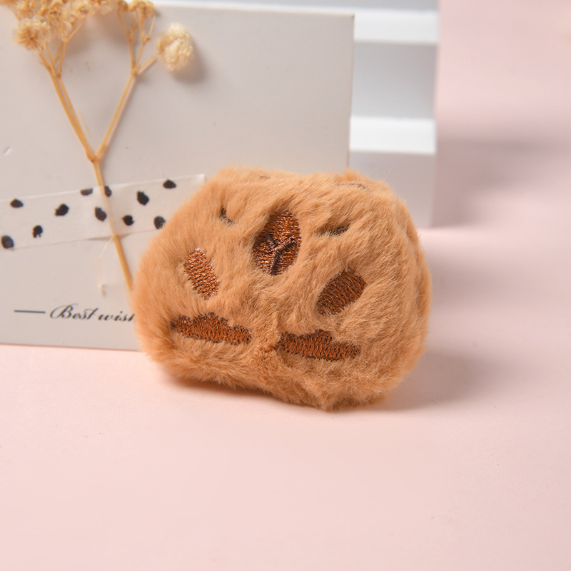 Kapibala plush brooch Cute Japanese students Muppet pin clothing bag decorative pendant trend Item Picture