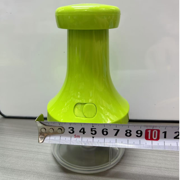 Small manual garlic grinder, fruit and vegetable chopper, minced garlic, minced garlic, chopped chili, scallion sections, chili slices, minced and mixed