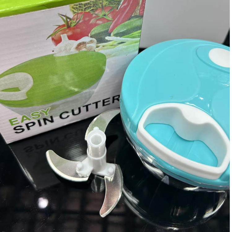 Hold the hand and use the shredder to chop the minced garlic, minced garlic, chopped chili peppers, scallion sections and chili flakes, and stir well
