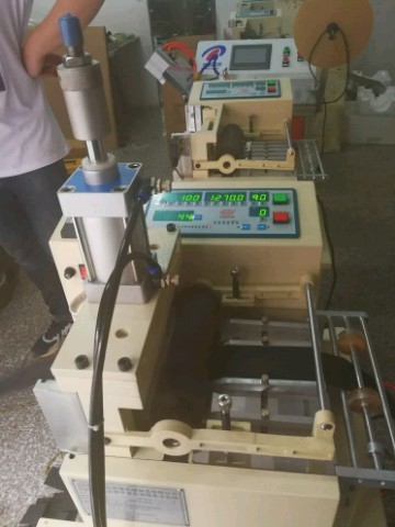 Heavy-duty hot cutting belt conveyor
