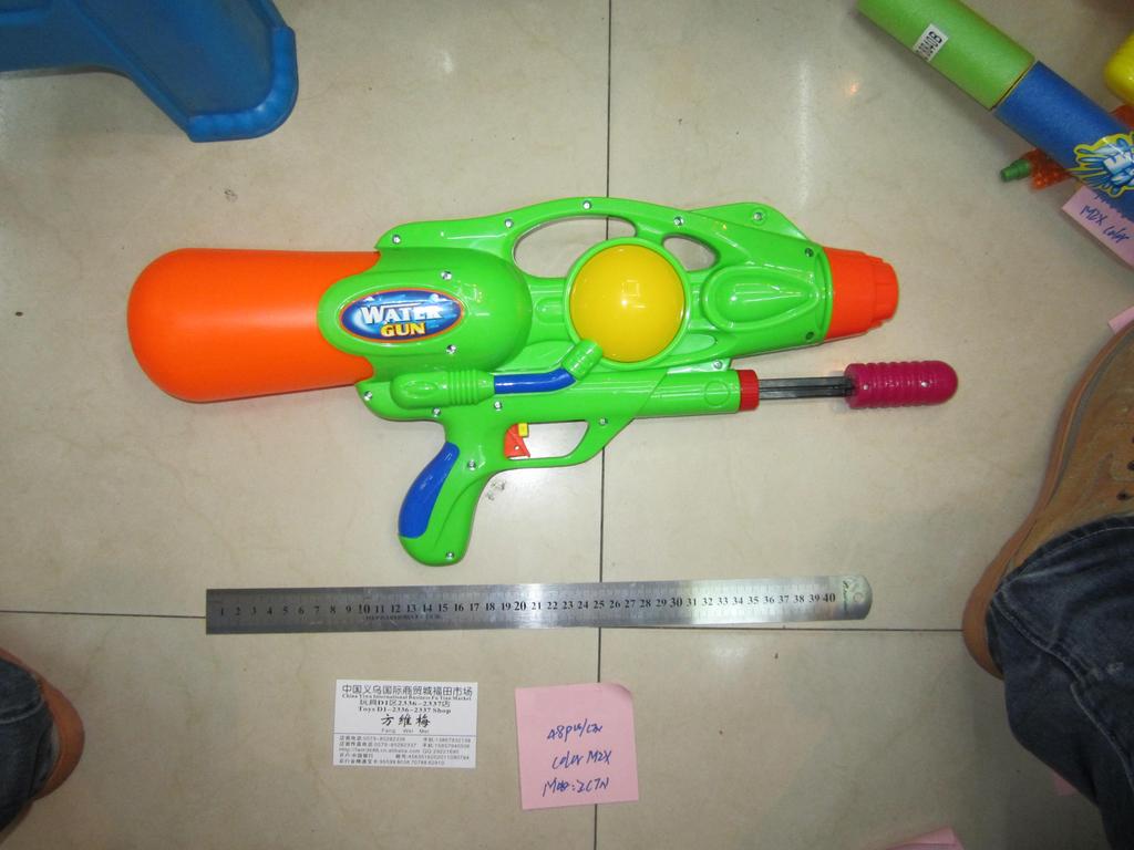 The 905 water gun is a large pressurized water gun with an extremely long range full figure