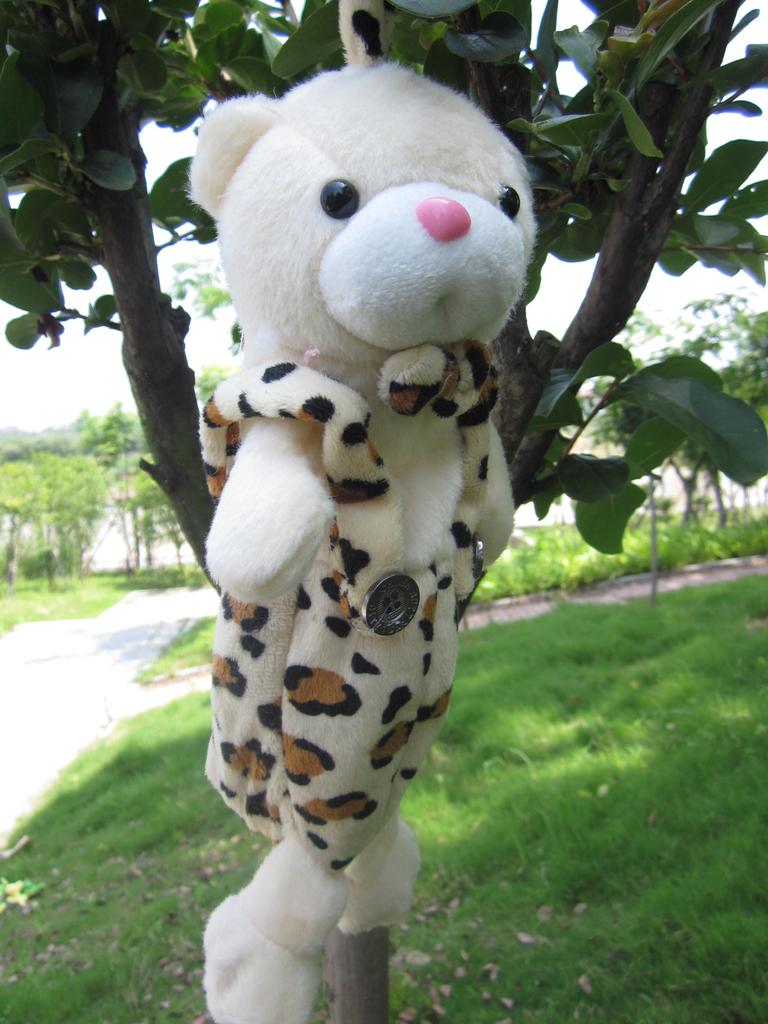 Plush pen case, student stationery pen case, shoulder strap pen case Application Scenario