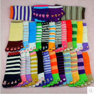 Street stall Japanese tail-end export cotton cartoon socks, women's socks, glue five-finger socks, yoga socks, split-finger socks Application Scenario
