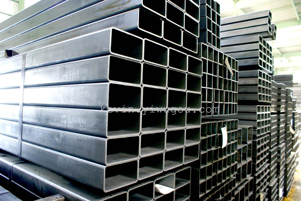 The manufacturer supplies square tubes, square steel pipes, black annealed square tubes, for export to Africa, with a fixed length of 5.8 meters