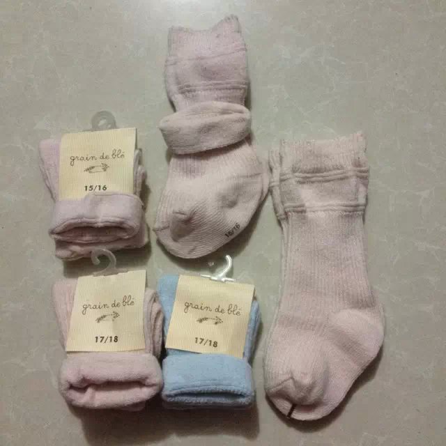 Street stall inventory of ready-made cotton baby socks, flanged children's socks, and infant socks