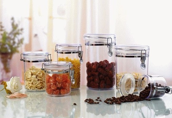 علب مغلقة مغلفة بالسكر البلاستيكي وعلب أغذية طازجة Item Picture