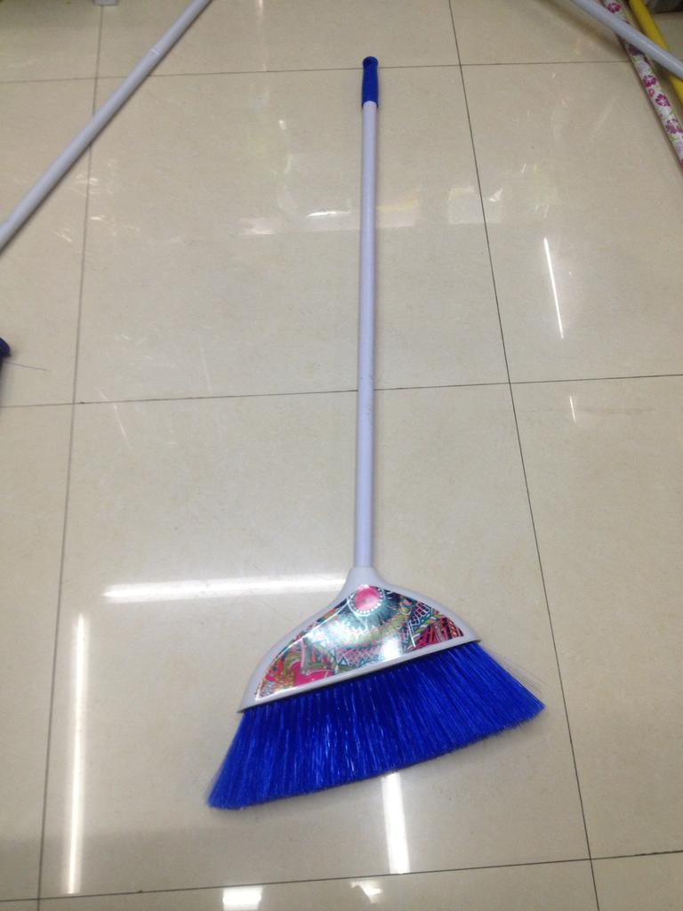 厂家直销各种家用扫把 塑料扫把 PP扫把 扫把头
