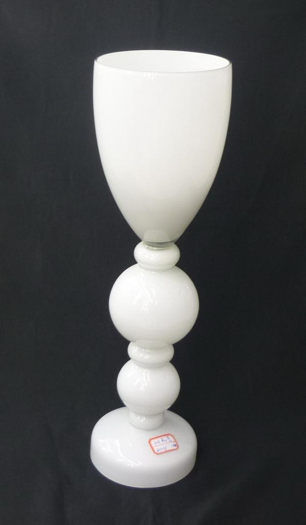 1305 black and white glass vase