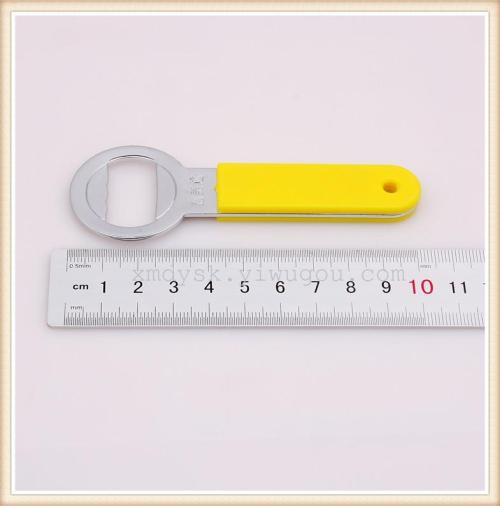 Xinmeida Stainless Steel has launched a new type of bottle opener for beer, which is selling well at a 2-yuan store