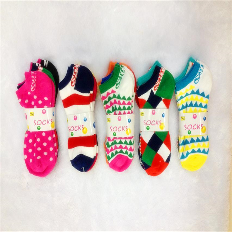 The new product of the street stall, basketball socks, is the semi-loop women's boat socks Application Scenario