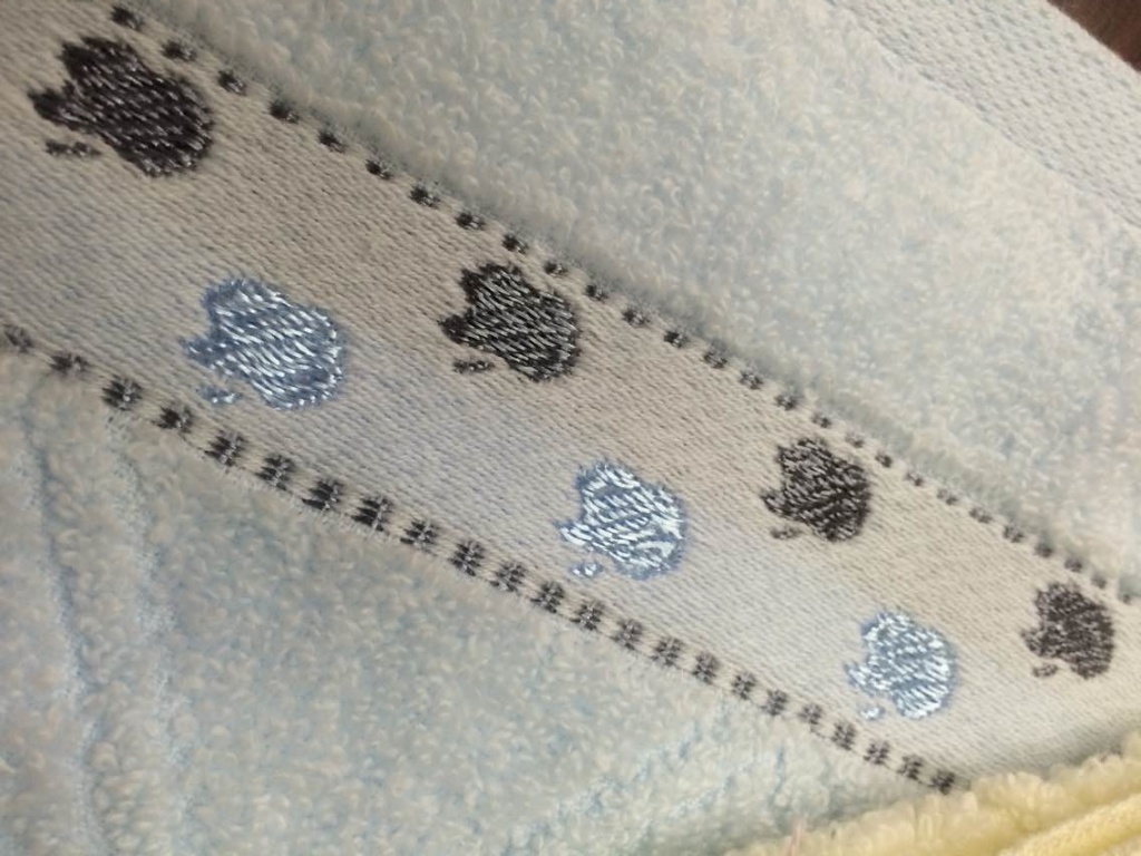 Factory direct sales of cotton ribbon apple advertising creative face towels and towels details Picture