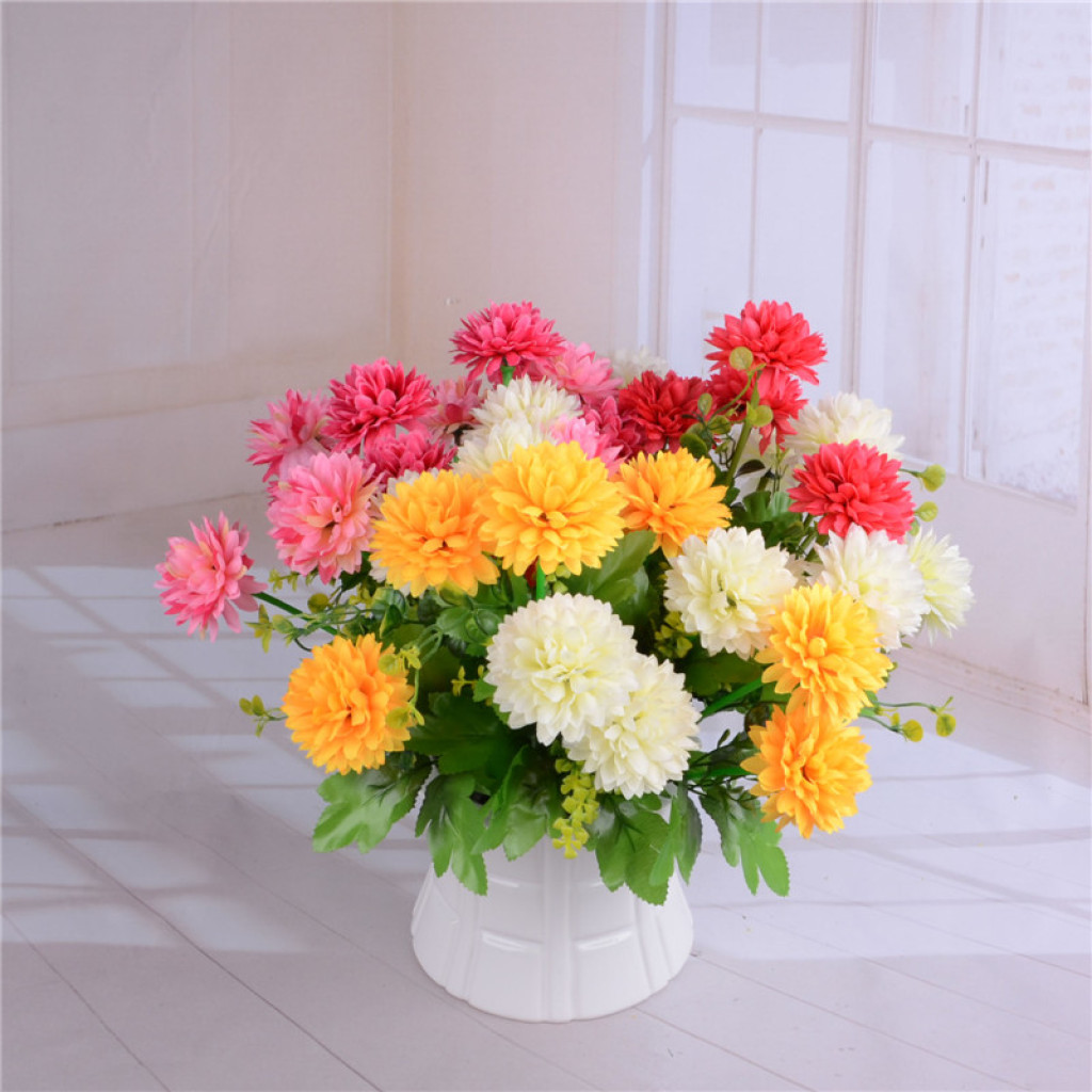 The simulated flower figure is a fake flower with 12 heads of tubular pointed-ball chrysanthemums Application Scenario