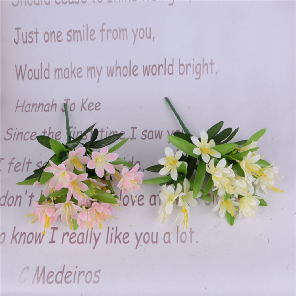 Five artificial daffodils details Picture