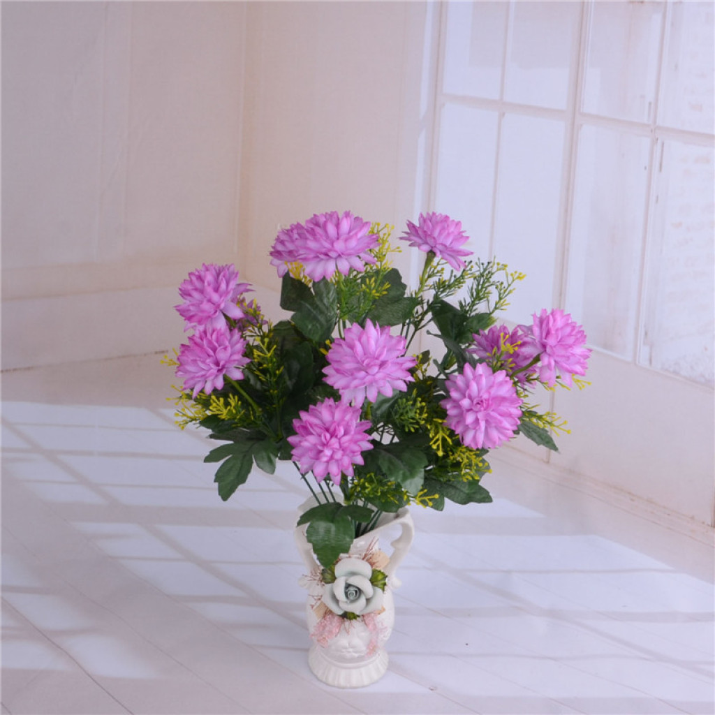 The simulated flower figure is a fake flower with 12 heads of curved tubes containing chrysanthemums details Picture