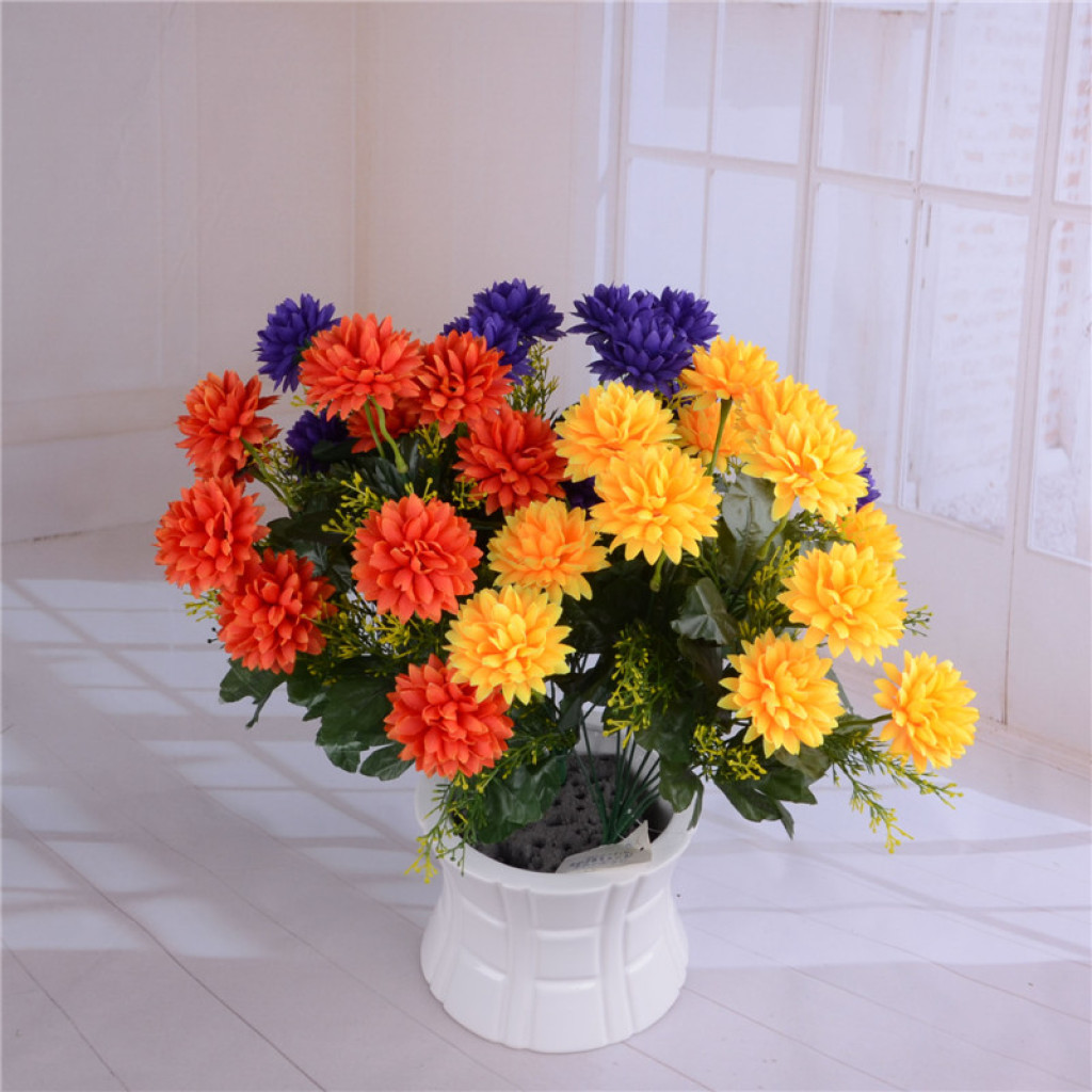 The simulated flower figure is a fake flower with 12 heads of curved tubes containing chrysanthemums Application Scenario