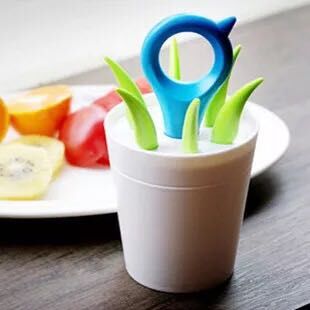 Creative home fashion, flowerpot shape, fruit knife and fork combination for pastries and desserts Application Scenario