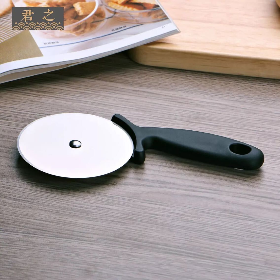 Baking tools Pizza wheel knife Pizza light knife Pizza wheel knife