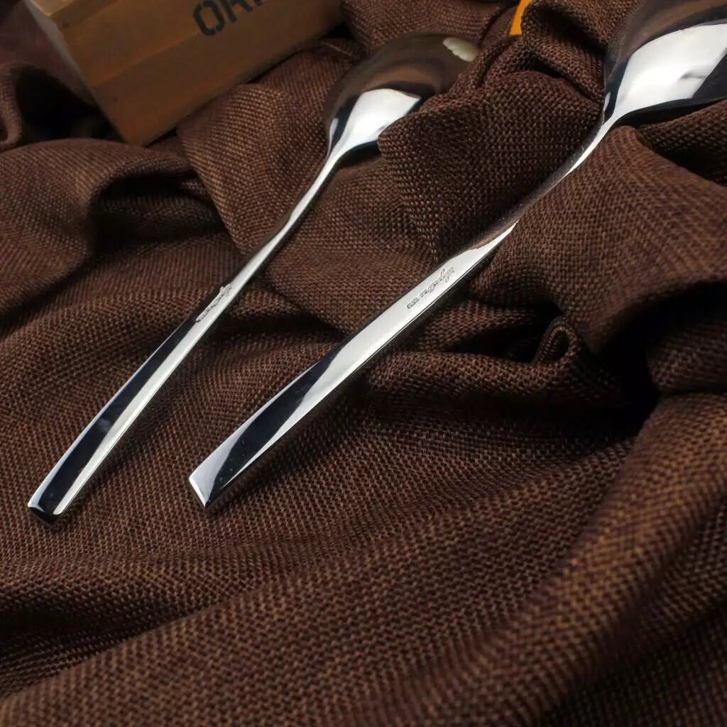 Italian stainless steel salad spoons and forks, serving spoons and forks, Western tableware, leak-proof forks Application Scenario