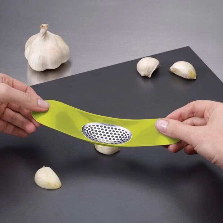 Garlic mixer, garlic puree press, hand-made plastic garlic grinder, rotary kitchen garlic mixer, garlic mashing machine, garlic mince machine