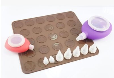 A popular macaron silicone pad set for baking enthusiasts, featuring a large and small double-pot piping tray for baking details Picture