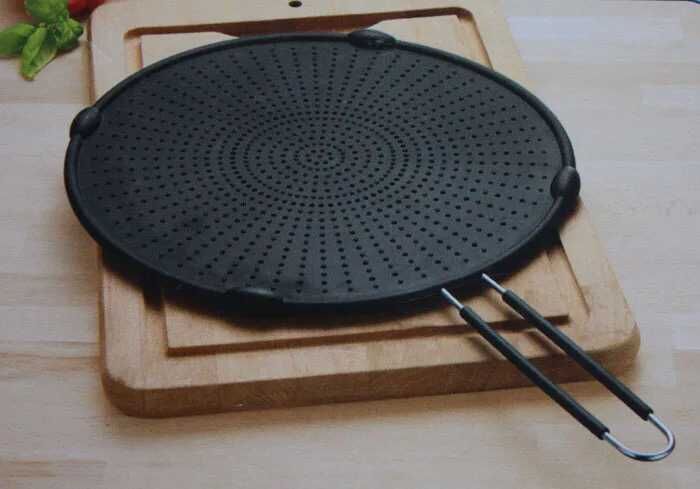 The oil separator net prevents oil from splashing out. The oil deflector net is made of silicone, and the oil splash-proof net spoon and oil filter spoon details Picture