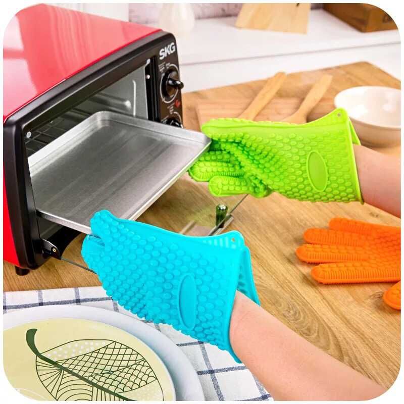 Thickened silicone microwave and oven heat insulation gloves are sold individually as anti-slip and heat-resistant kitchenware