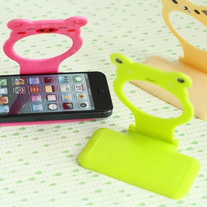 Cartoon-style cute Japanese-style lazy person's phone stand charging bracket, creative fixation, multi-purpose and easy bear hanger Application Scenario