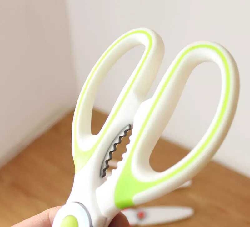 Chicken bone scissors, powerful fish bone scissors, poultry scissors, beer picking and walnut multi-functional kitchen scissors Application Scenario