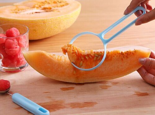 A 2-piece set of easy-to-clean peel fruit pulp remover and plastic papaya grater