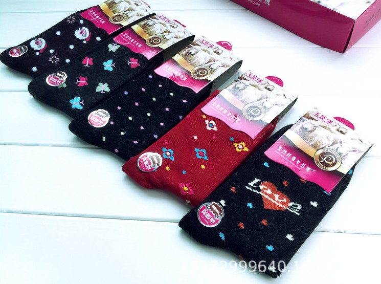 Winter mid-calf women's socks imitating rabbit wool and cashmere, thickened, warm and durable gift box socks Application Scenario