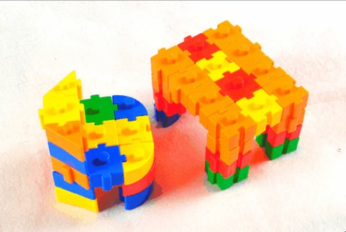 幼儿园桌面益智玩具批发塑料塑胶正方块童心拼塔积木红黄蓝绿四色