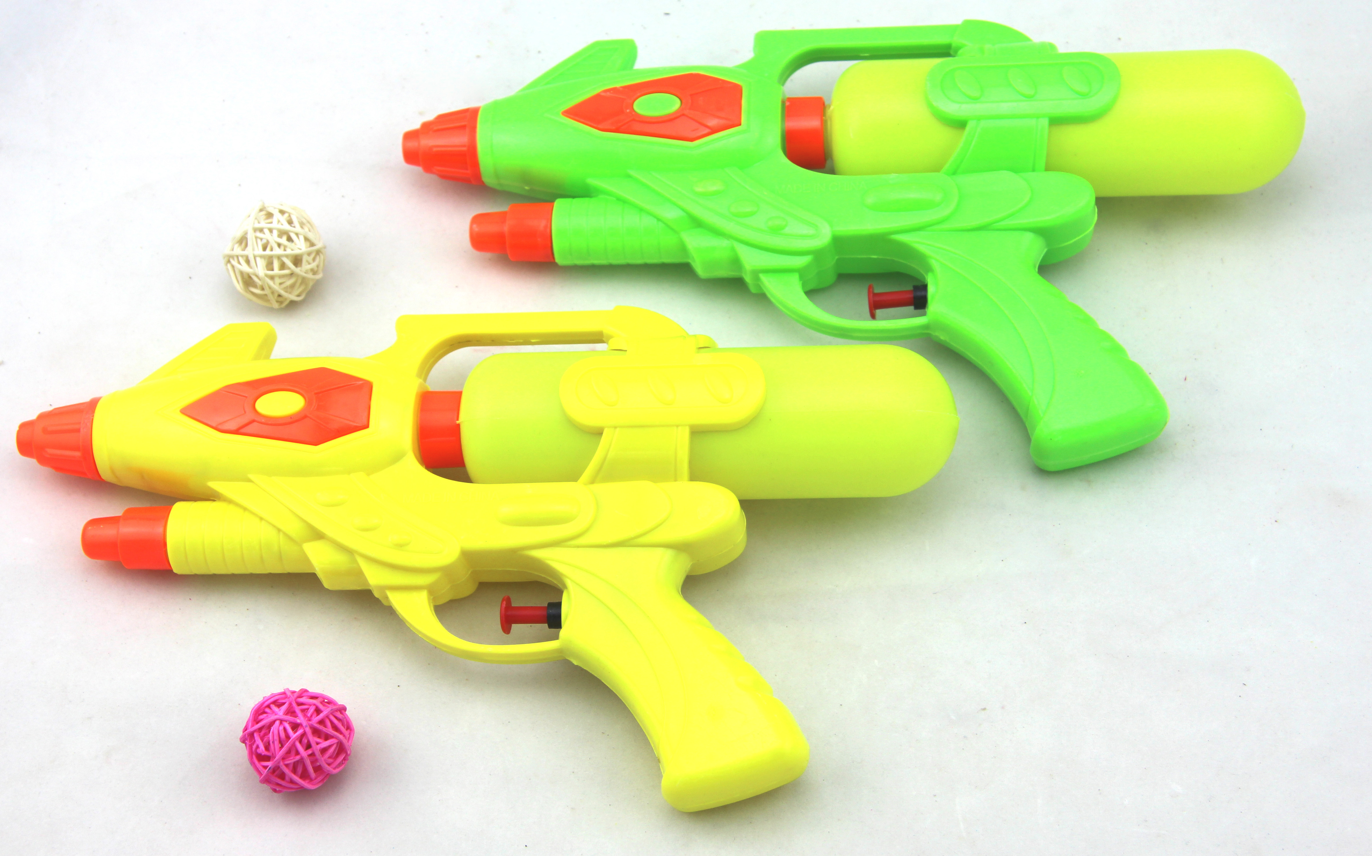 Factory direct sales of 6298 water guns, mixed in green and yellow details Picture