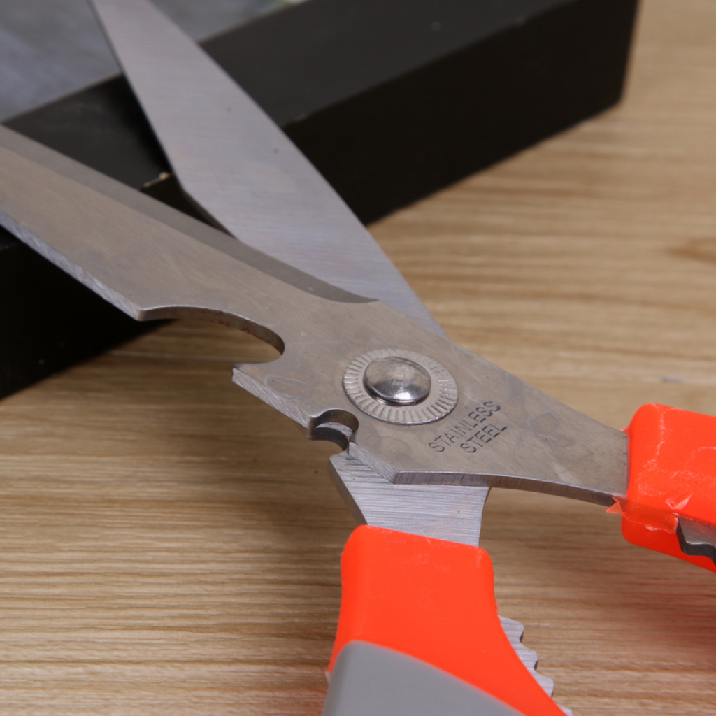 Walnut Clip Sheller Kitchen Food Scissors Fish Scale Planer Bottle Opener K-024 Application Scenario