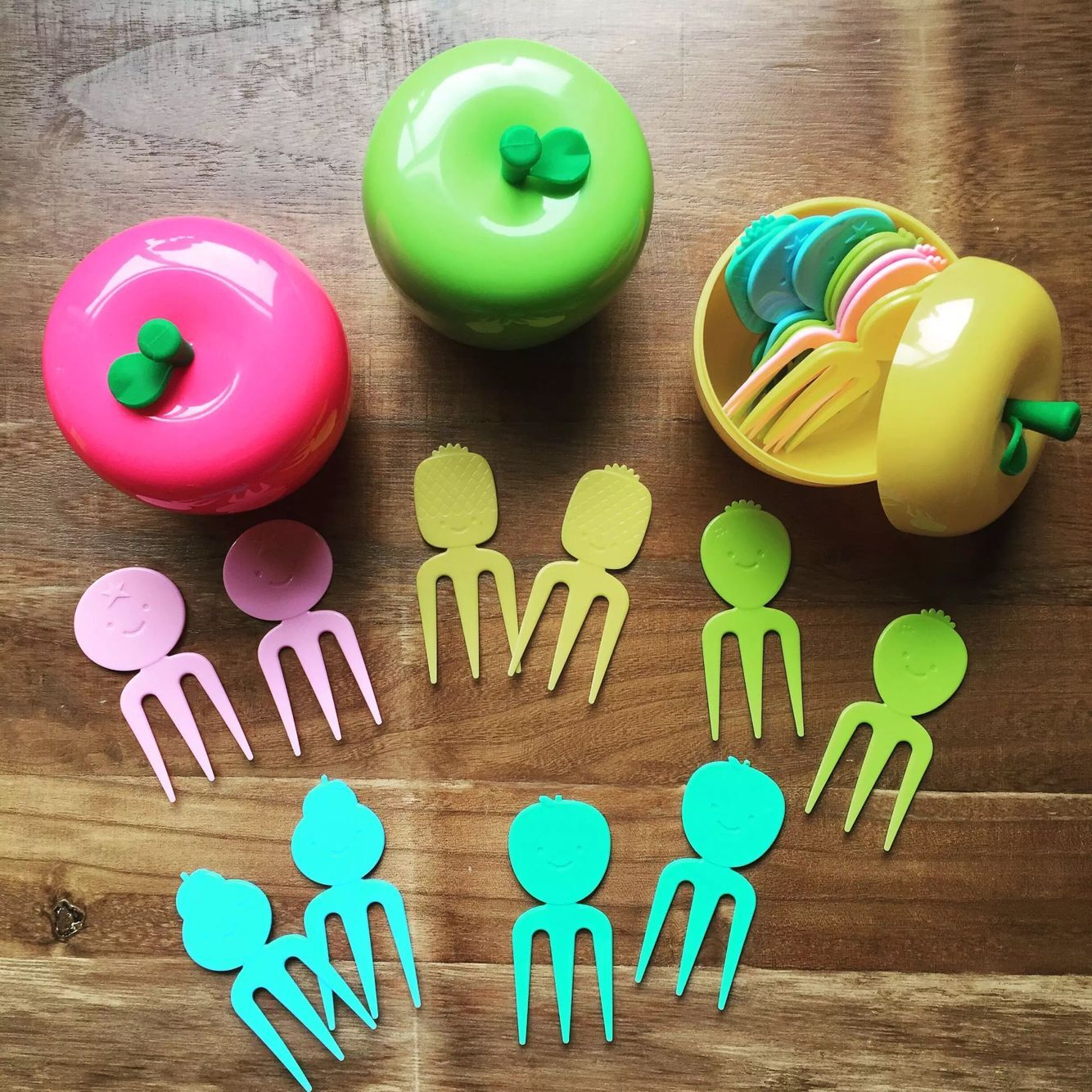 10 cute apples in the kitchen tableware, put into the fruit fork and fruit skewer Application Scenario